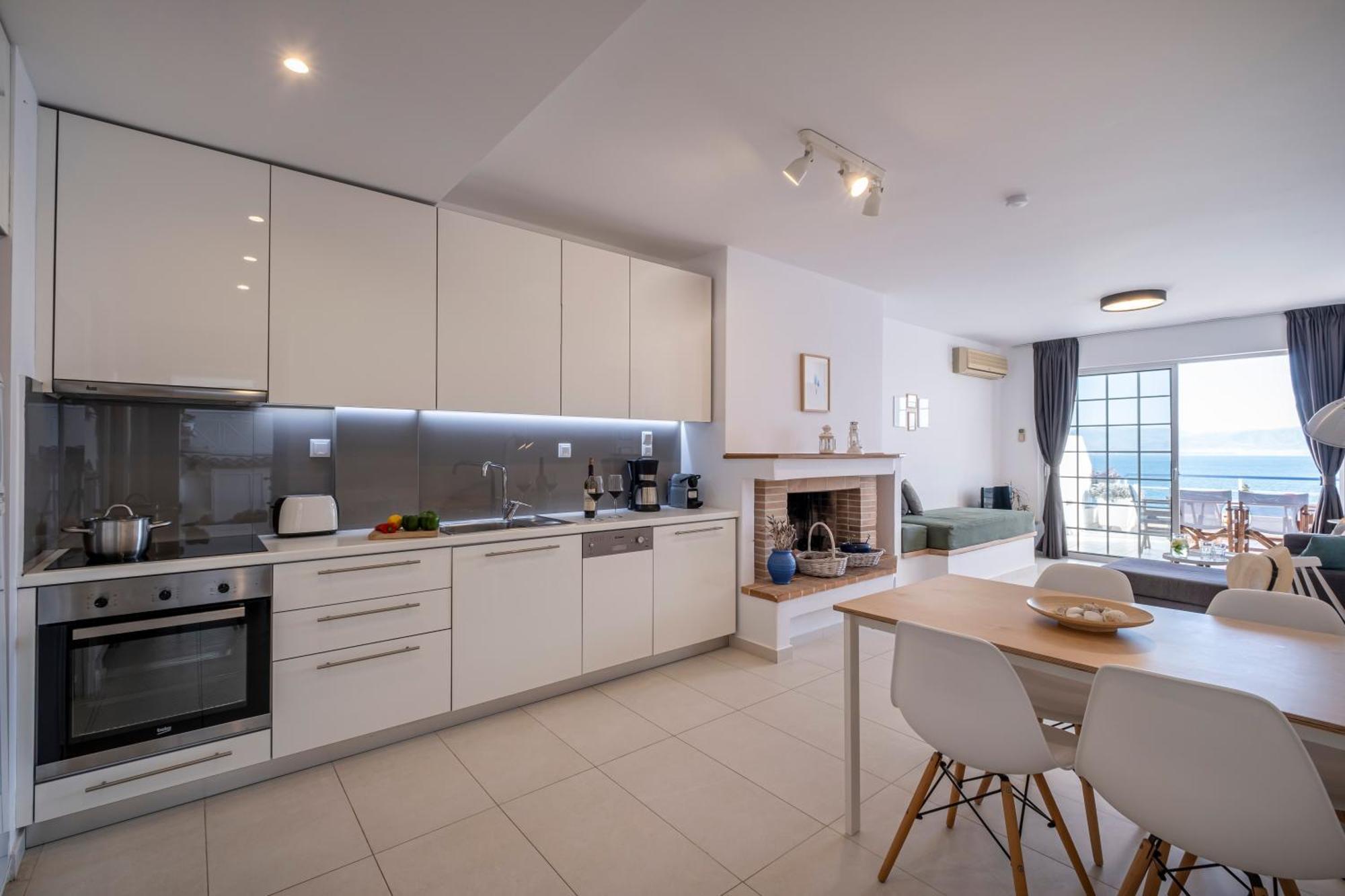 Luxurioeses Apartment Mit Einem Schlafzimmer Direkt Am Wasser, Meerblick Kivérion Exterior foto