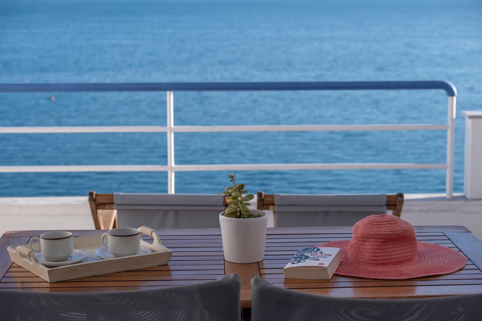 Luxurioeses Apartment Mit Einem Schlafzimmer Direkt Am Wasser, Meerblick Kivérion Exterior foto